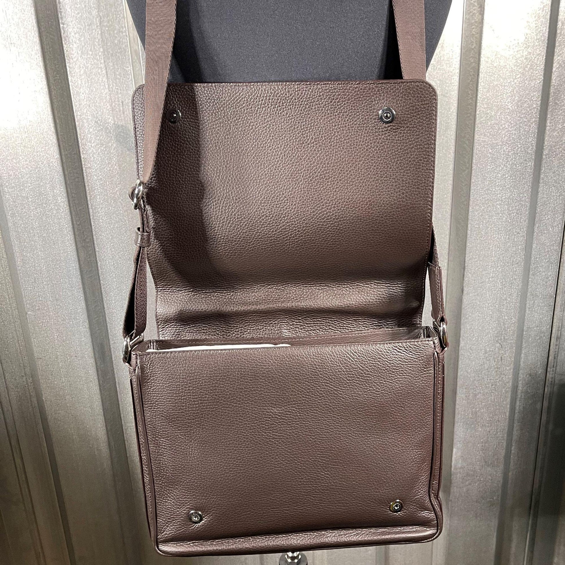 Bally Menny Coffee Leather Messenger Bag | Positivo Clothing